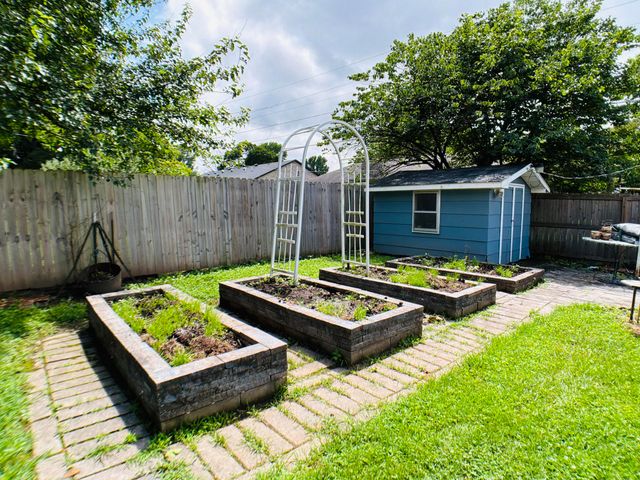 2049 S Brighton Drive, Springfield, MO 65804