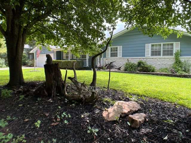 2049 S Brighton Drive, Springfield, MO 65804