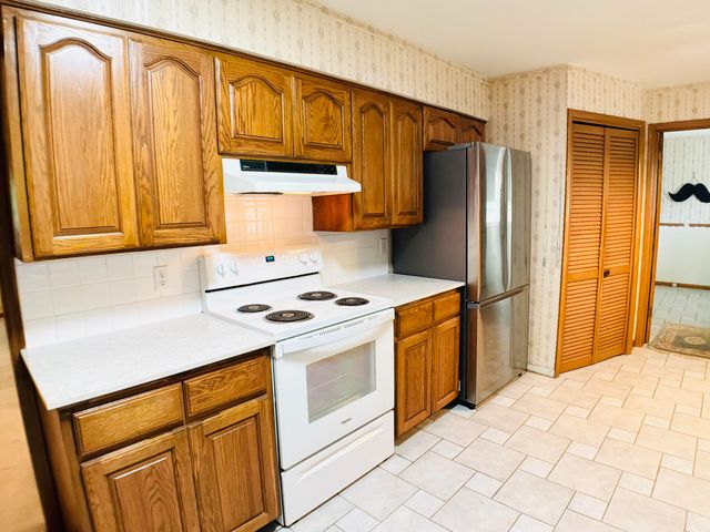 2049 S Brighton Drive, Springfield, MO 65804