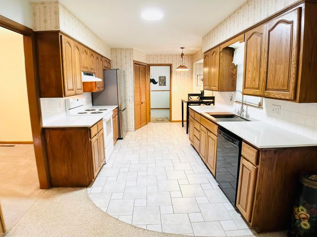 2049 S Brighton Drive, Springfield, MO 65804