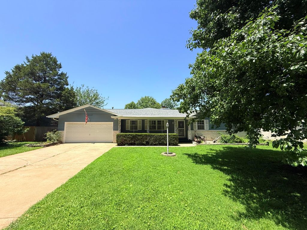 2049 S Brighton Drive, Springfield, MO 65804
