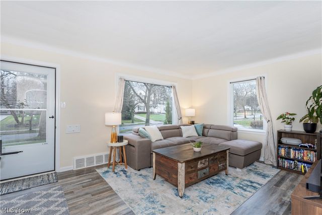 1608 Sunview Road, Lyndhurst, OH 44124