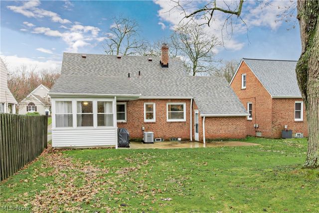 1608 Sunview Road, Lyndhurst, OH 44124