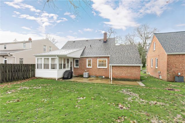 1608 Sunview Road, Lyndhurst, OH 44124