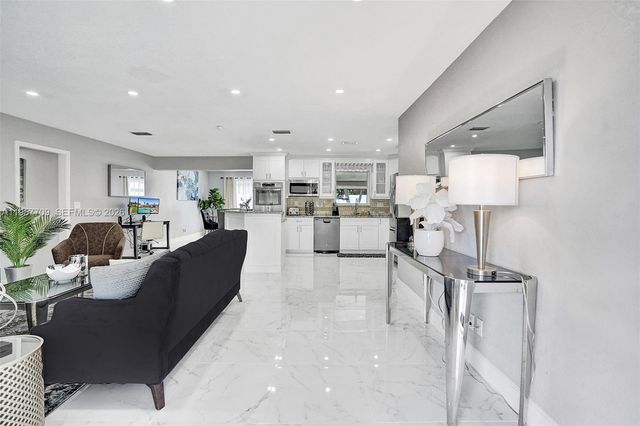 1005 SE 9th Ave, Deerfield Beach, FL 33441