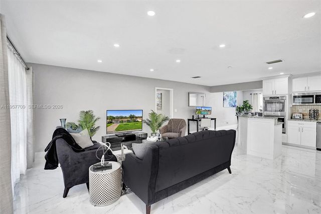 1005 SE 9th Ave, Deerfield Beach, FL 33441