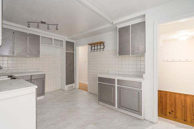 6585 Dolphin Street, Dearborn Heights, MI 48127