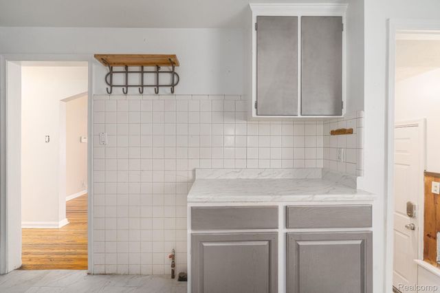 6585 Dolphin Street, Dearborn Heights, MI 48127