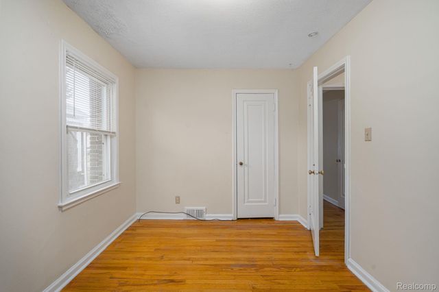 6585 Dolphin Street, Dearborn Heights, MI 48127