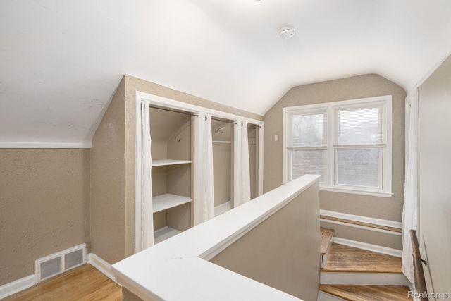 6585 Dolphin Street, Dearborn Heights, MI 48127