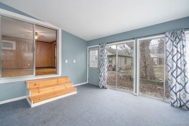 6585 Dolphin Street, Dearborn Heights, MI 48127