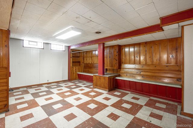 6585 Dolphin Street, Dearborn Heights, MI 48127