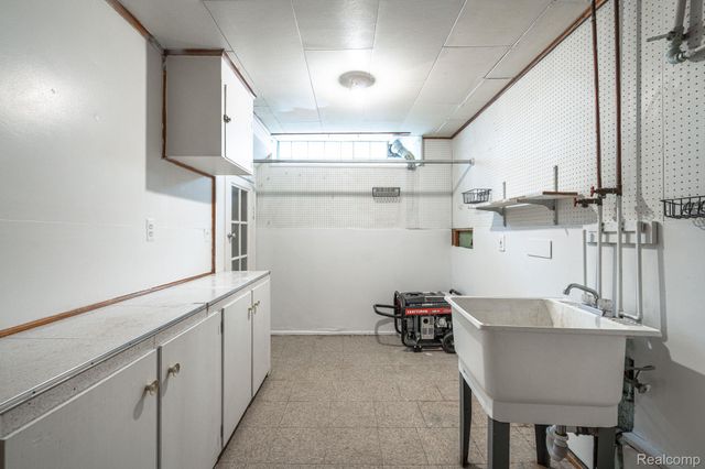 6585 Dolphin Street, Dearborn Heights, MI 48127