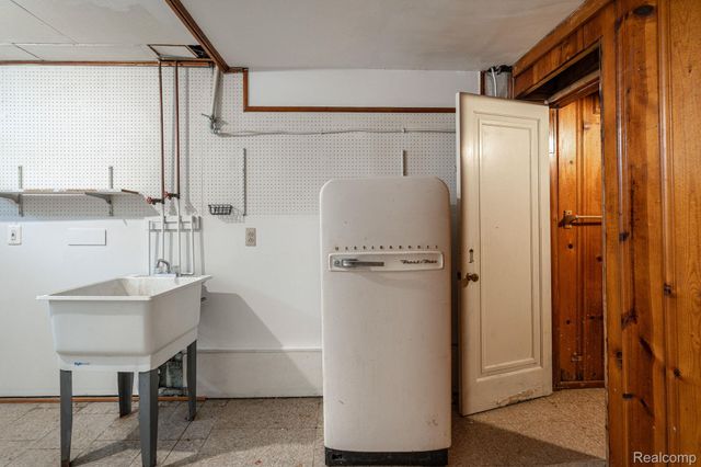 6585 Dolphin Street, Dearborn Heights, MI 48127