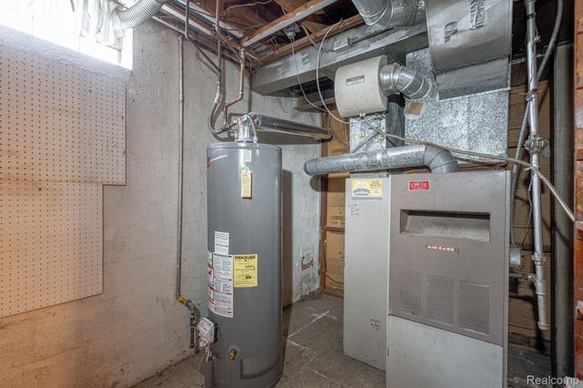 6585 Dolphin Street, Dearborn Heights, MI 48127