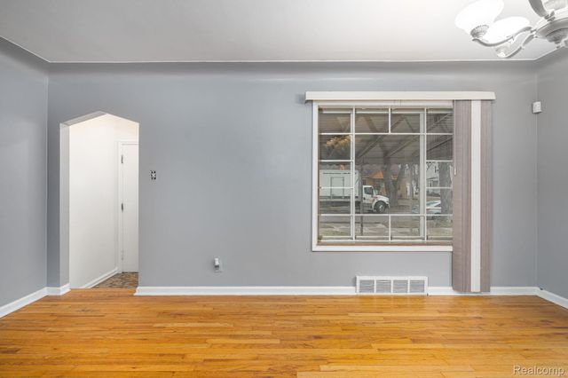 6585 Dolphin Street, Dearborn Heights, MI 48127