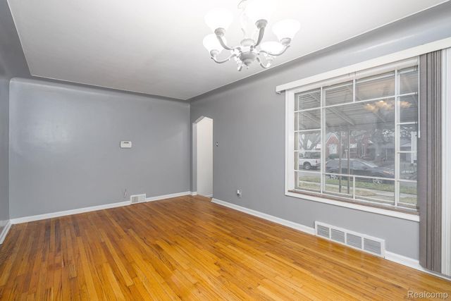 6585 Dolphin Street, Dearborn Heights, MI 48127