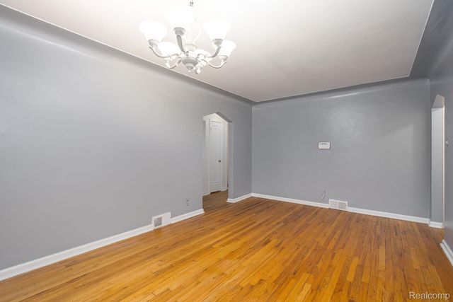 6585 Dolphin Street, Dearborn Heights, MI 48127