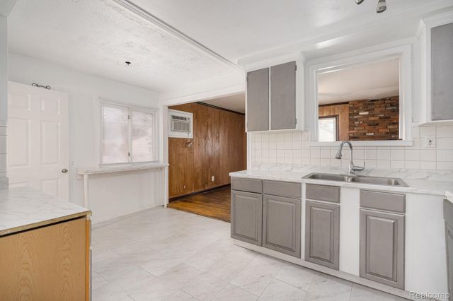 6585 Dolphin Street, Dearborn Heights, MI 48127