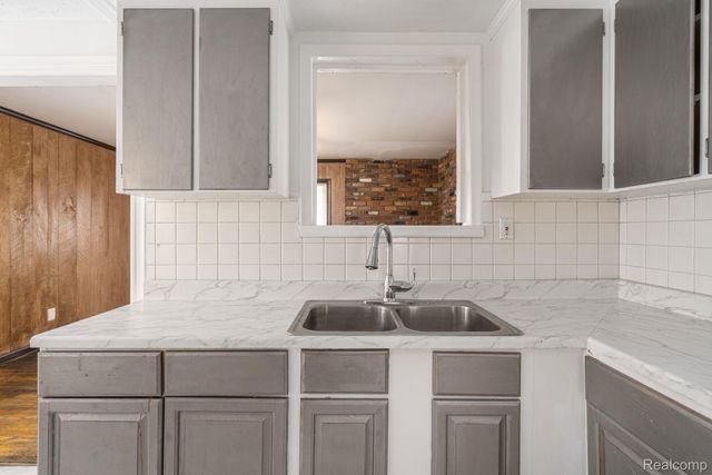 6585 Dolphin Street, Dearborn Heights, MI 48127