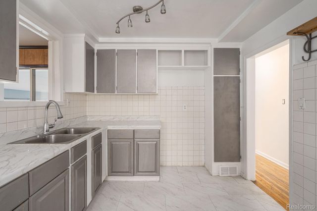 6585 Dolphin Street, Dearborn Heights, MI 48127