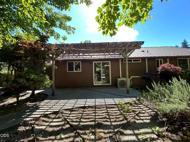 144 Belindy Circle, Grants Pass, OR 97527