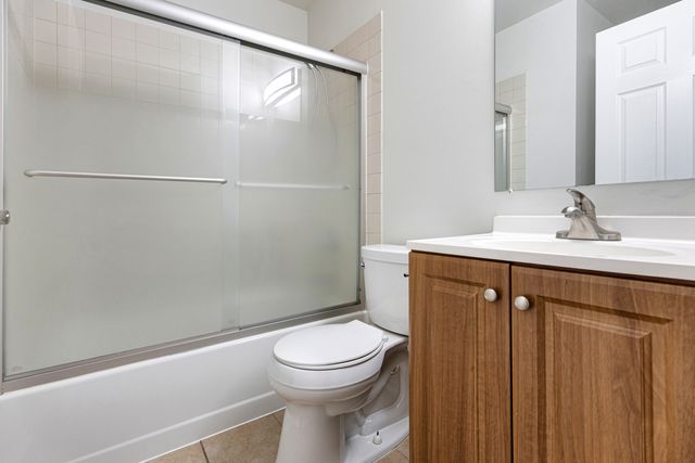 59 Gant Circle H, Streamwood, IL 60107