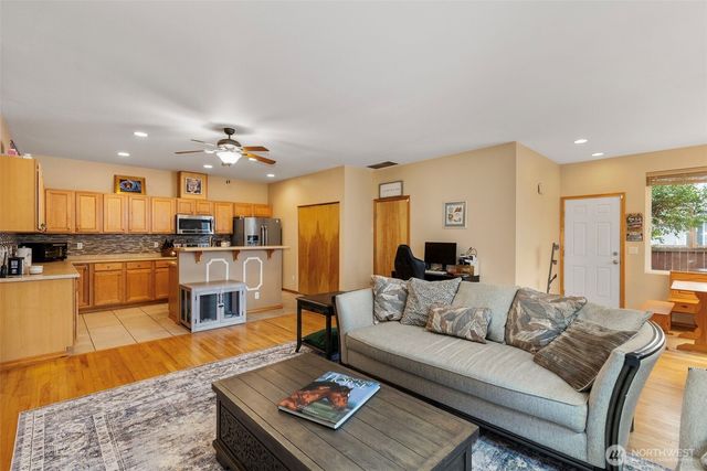 734 Glenmore Loop, Port Orchard, WA 98366