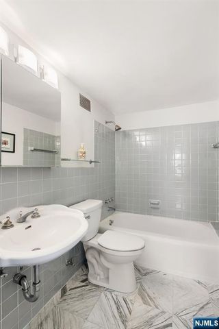 8800 Boulevard East 005E, North Bergen, NJ 07047