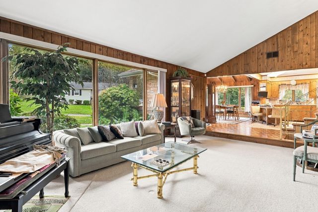 131 Valley Rd, Somerset, MA 02726