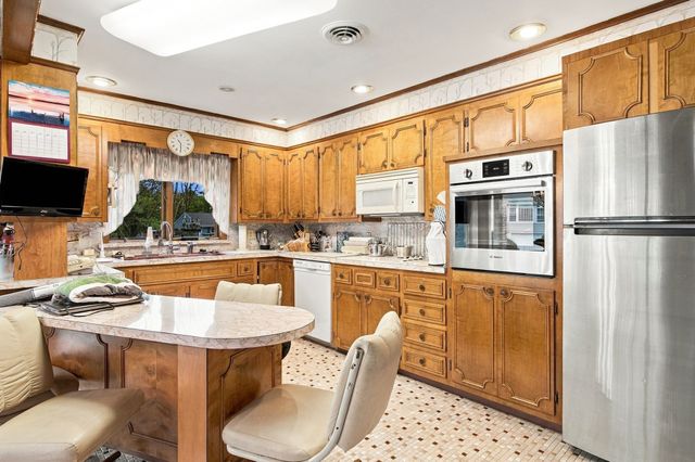 131 Valley Rd, Somerset, MA 02726