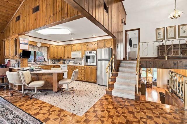 131 Valley Rd, Somerset, MA 02726