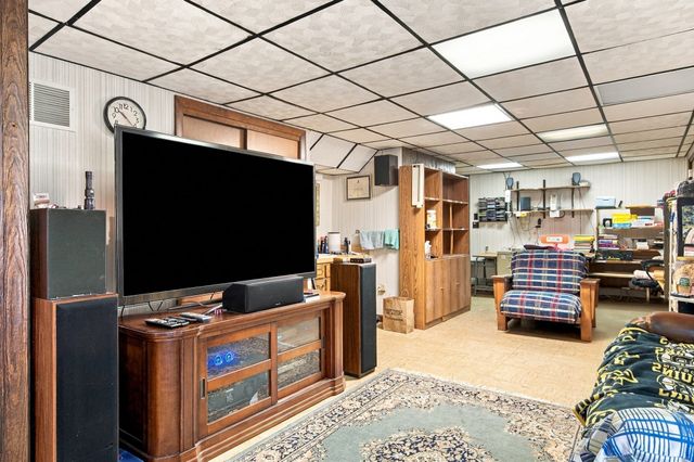 131 Valley Rd, Somerset, MA 02726