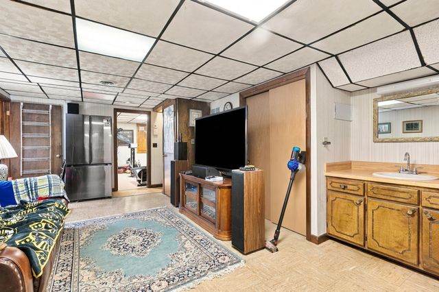 131 Valley Rd, Somerset, MA 02726