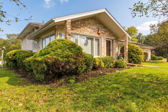 131 Valley Rd, Somerset, MA 02726