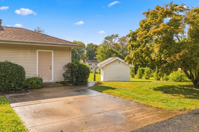 131 Valley Rd, Somerset, MA 02726