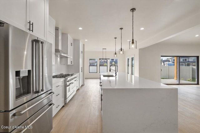 9262 N Secretariat Ln, Hayden, ID 83835