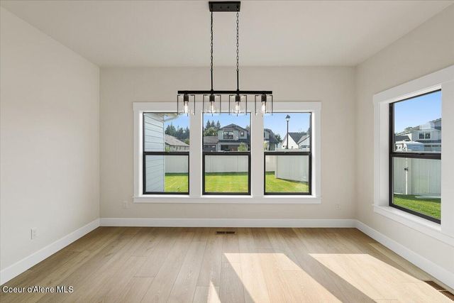 9262 N Secretariat Ln, Hayden, ID 83835