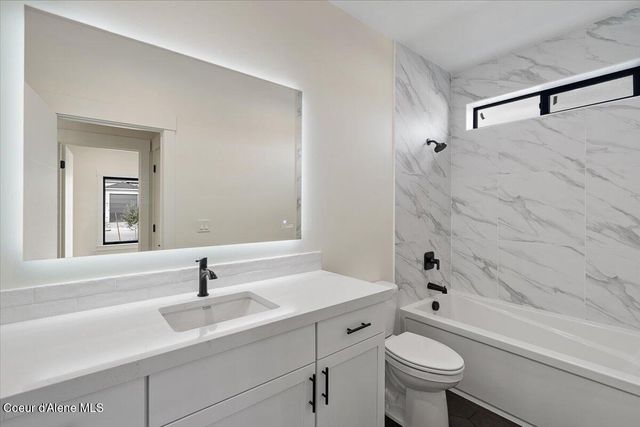 9262 N Secretariat Ln, Hayden, ID 83835