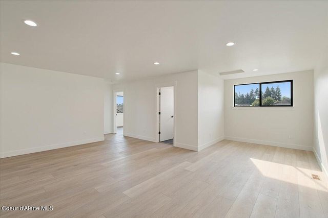 9262 N Secretariat Ln, Hayden, ID 83835