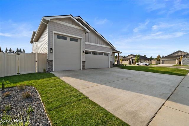 9262 N Secretariat Ln, Hayden, ID 83835