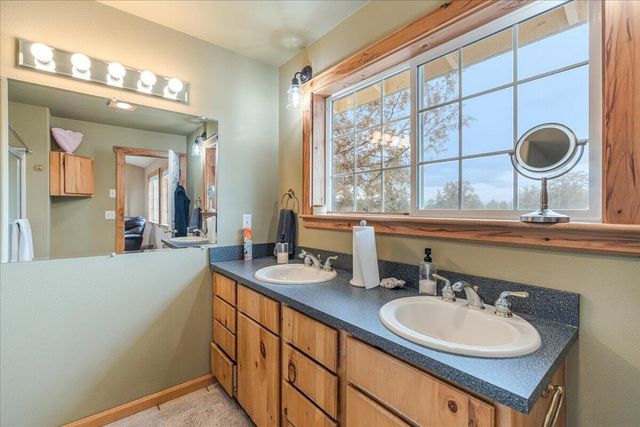 3855 NW Montgomery Avenue, Redmond, OR 97756