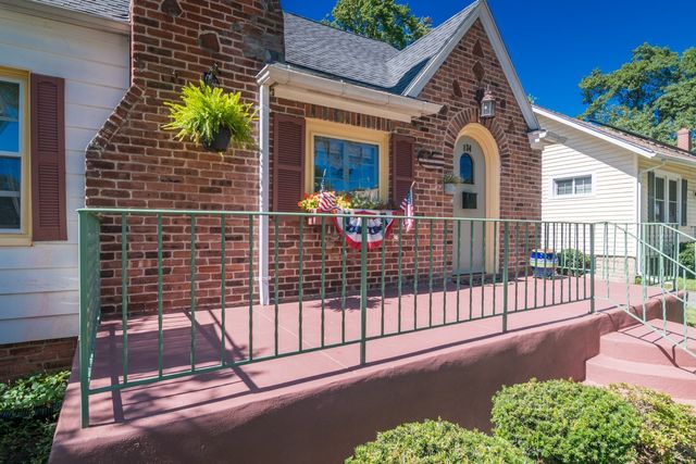 134 Eddywood St, Springfield, MA 01118