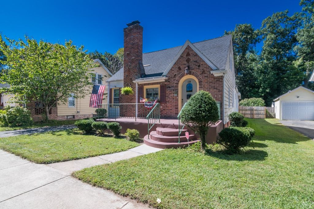 134 Eddywood St, Springfield, MA 01118