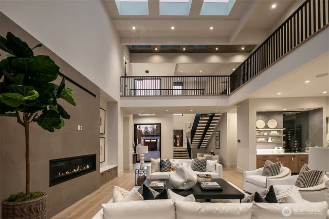 8024 NE 8th St, Medina, WA 98039