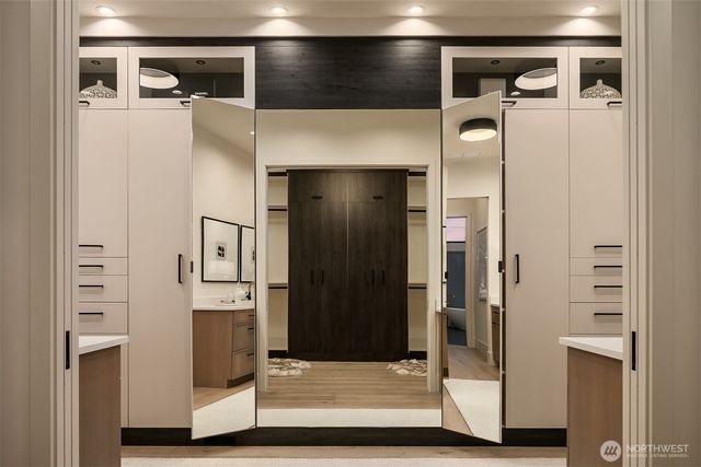 8024 NE 8th St, Medina, WA 98039