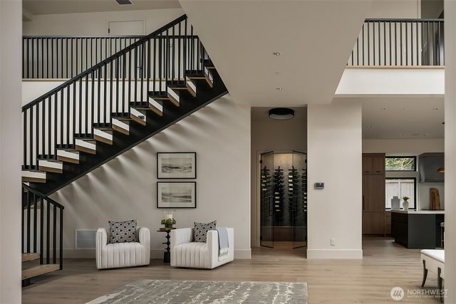 8024 NE 8th St, Medina, WA 98039