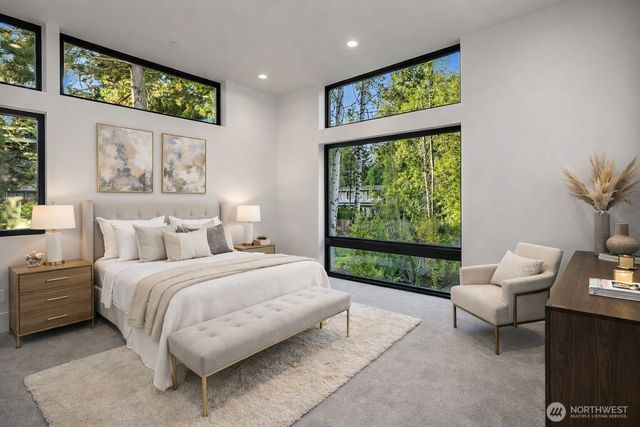 8024 NE 8th St, Medina, WA 98039