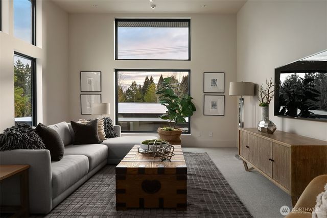 8024 NE 8th St, Medina, WA 98039