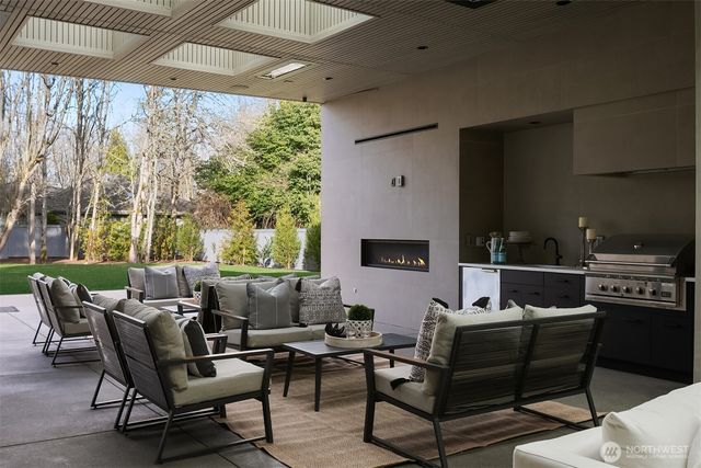 8024 NE 8th St, Medina, WA 98039